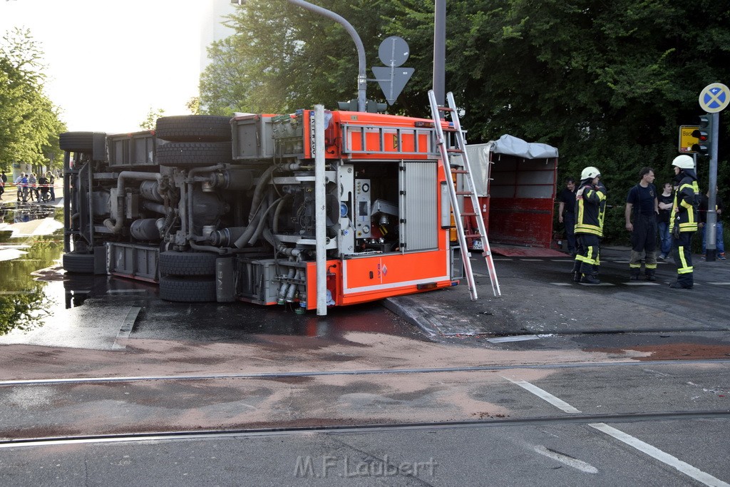 TLF 4 umgestuerzt Koeln Bocklemuend Ollenhauer Ring Militaerringstr P046.JPG - Miklos Laubert